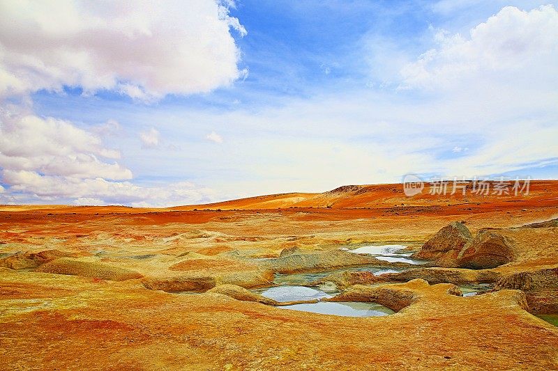 引人入胜的景观:早晨间歇泉(Geysers de La manana)日出时的硫磺火山口烟雾和田园般的阿塔卡马沙漠puna异国情调，雪山覆盖的火山景观全景-波托西地区，玻利维亚安第斯，智利，Bolívia和阿根廷边境